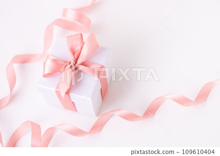 Delicate, gentle and soft color, gift of coral pink ribbon 109610404