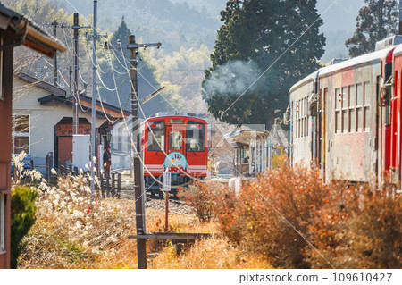 明智鐵路在岩村站停靠 109610427