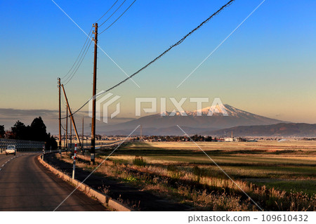 Late autumn dusk, farm road and Mt. Chokai 109610432