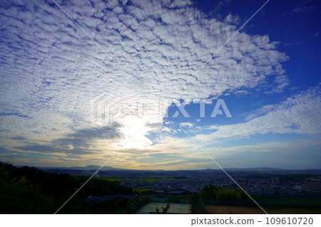 Sunset with scale clouds before sunset/Kizugawa City Castle Park 109610720