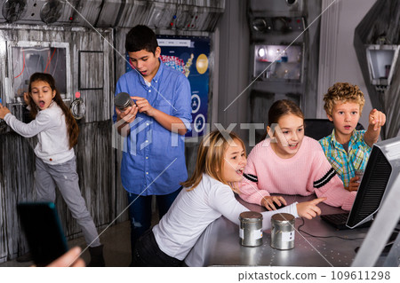 Positive friendly kids playing in the bunker room 109611298