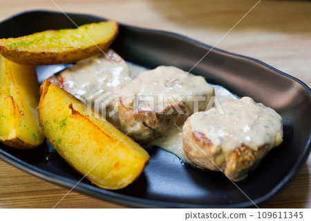 Prepared sirloin medallion with mushrooms sauce and potato Prepared sirloin medallion with mushrooms sauce and potato 109611345
