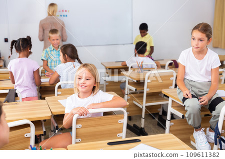 Kids pupils talking during recess between lessons 109611382