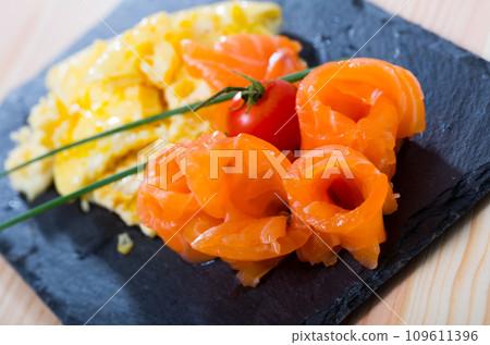 Omelet with smoked salmon 109611396