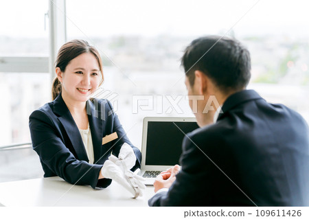 身為鑑定師和鑑定師的一對商人和一位女士帶著手錶到當舖和回收店進行購買鑑定。 109611426