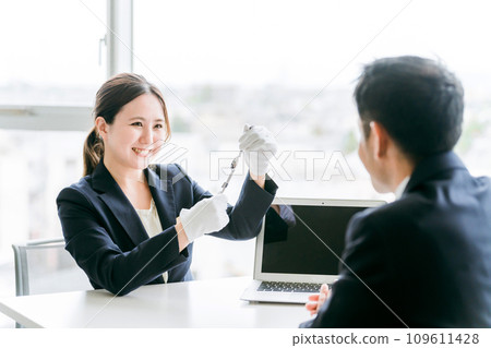 A businessman and a woman who are appraisers and appraisers bring their watches to pawnshops and recycle shops for purchase appraisal. 109611428