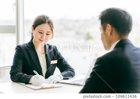 在當舖和舊貨店工作的估價師、估價師、喪葬承辦人和婚禮策劃師。 在當舖和舊貨店工作的估價師、估價師、喪葬承辦人和婚禮策劃師。 109611436