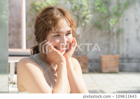 Image of a woman using skin care, lotion, serum, emulsion, sunscreen, and basic cosmetics 109611643