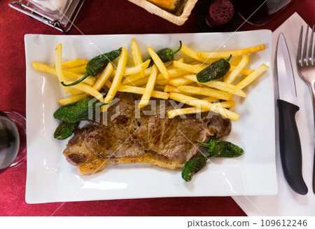 Steak of beef sirloin with fried potatoes Steak of beef sirloin with fried potatoes 109612246