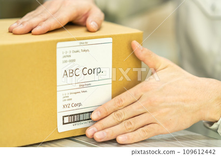 男工人貼運輸標籤，不露面 109612442