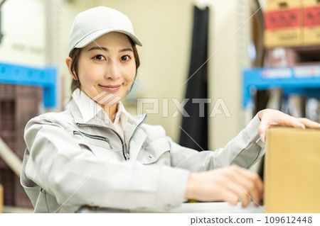 出貨前,女工在外箱貼上標籤 出貨前,女工在外箱貼上標籤 109612448