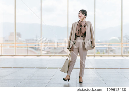 Business woman/fashion model woman (city, public facility, airport, station, whole body) 109612488