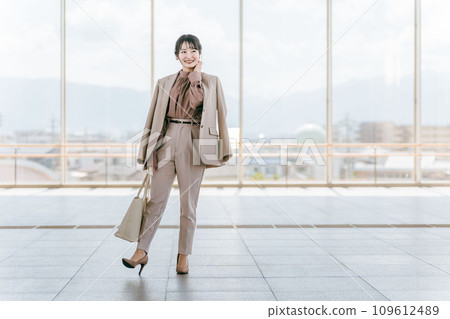 Business woman/fashion model woman (city, public facility, airport, station, whole body) 109612489