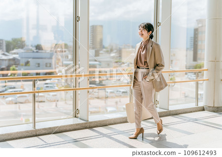 Business woman/fashion model woman (city, public facility, airport, station, whole body) 109612493