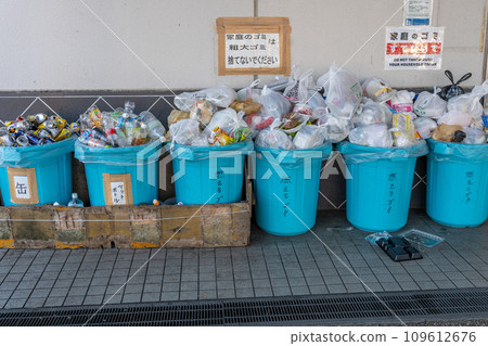 Overflowing garbage collection point, separate collection 109612676