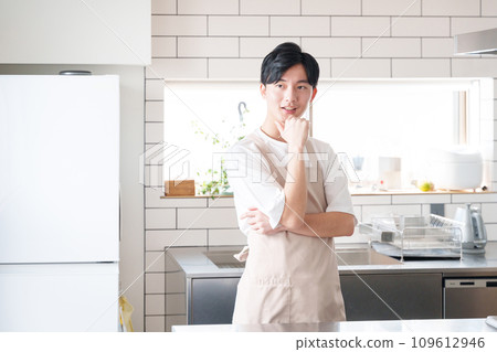 男人在廚房裡思考 男人在廚房裡思考 109612946