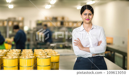 在食品工廠工作的外國婦女 109613050