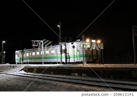 東鹿越站等待發車的列車 東鹿越站等待發車的列車 109613141