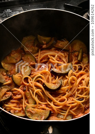 Simmering pasta with tomato sauce Simmering pasta with tomato sauce 109614262