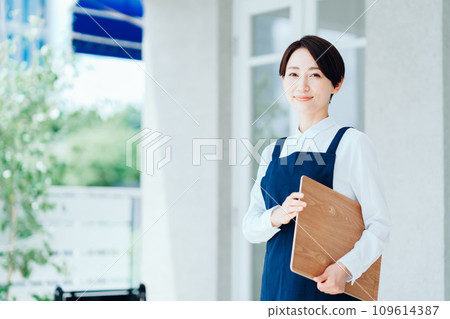 一位女士在咖啡館引導 109614387