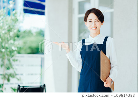 一位女士在咖啡館引導 109614388