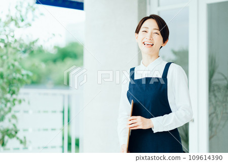 一位女士在咖啡館引導 109614390