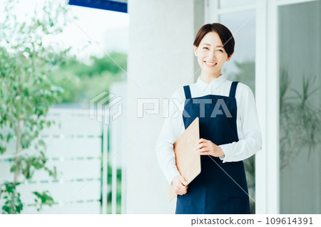 一位女士在咖啡館引導 109614391