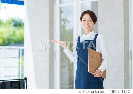 A woman guiding the inside of a cafe 109614397