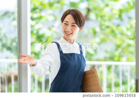 A woman guiding the inside of a cafe 109615058