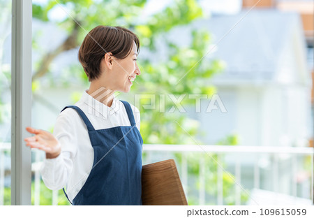 一位女士在咖啡館引導 一位女士在咖啡館引導 109615059