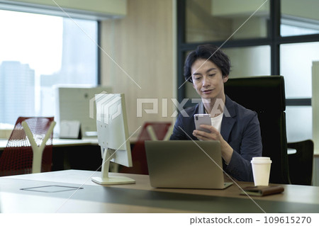 Male businessman working in the office 109615270