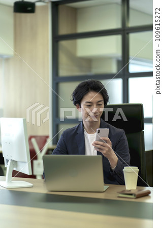 Male businessman working in the office 109615272