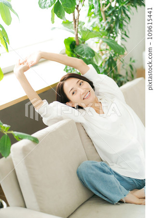 放鬆在沙發的婦女 109615441