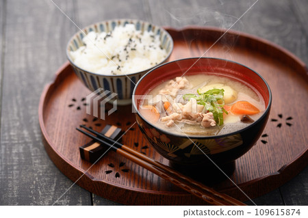 Pork soup and rice with plenty of seasonal vegetables 109615874