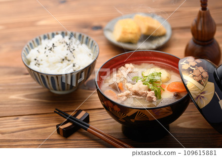 豬肉湯和配菜，裡面有大量的時令蔬菜 109615881