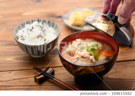 豬肉湯、米飯和大量時令蔬菜的配菜 109615882
