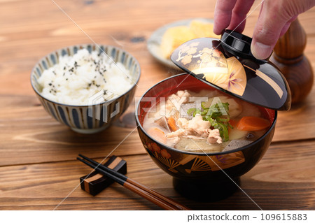 豬肉湯和米飯，搭配大量時令蔬菜 109615883