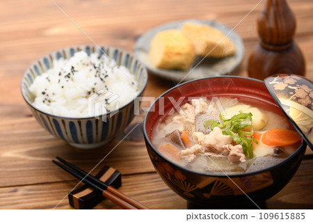 豬肉湯和米飯，搭配大量時令蔬菜 109615885