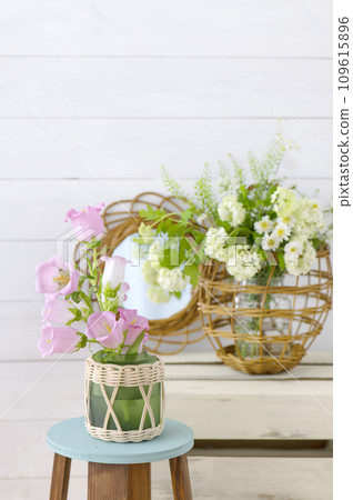 Rattan basket and fresh flowers 109615896