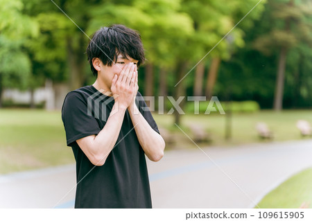 A man who sweated and got cold during training (cold, thin clothes, cold) 109615905