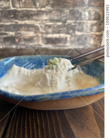 腐皮刺身:一道精緻的日本料理,以新鮮的腐皮(豆腐皮)為主要食材。 腐皮刺身:一道精緻的日本料理,以新鮮的腐皮(豆腐皮)為主要食材。 109615993