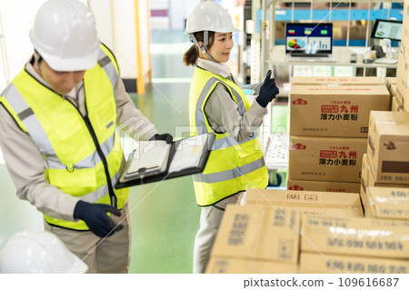 Warehouse management team conducting acceptance inspection 109616687