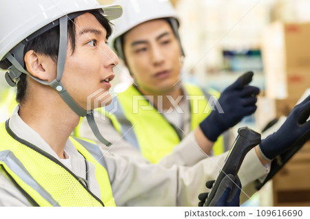 倉庫管理員檢查儲存狀態 109616690