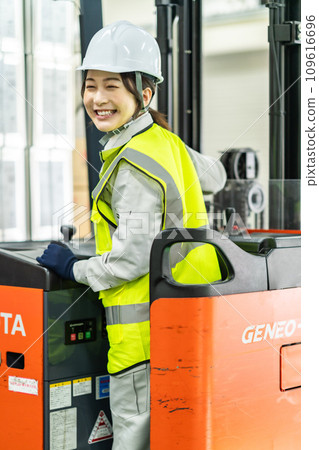 A female worker in her 20s driving a forklift 109616696