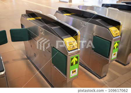 可受理交通IC卡車票的自動檢票機(JR北海道旭川站) 可受理交通IC卡車票的自動檢票機(JR北海道旭川站) 109617062