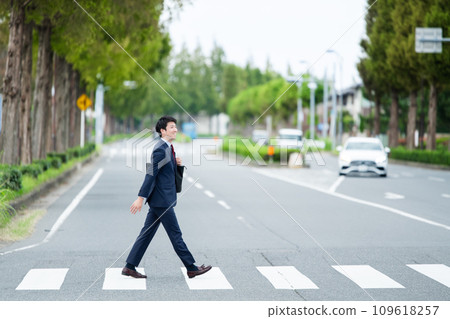 走在郊區的商人 走在郊區的商人 109618257