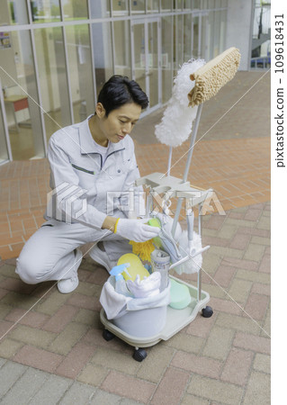 Portrait of a male cleaning worker in an office building, vertical position Photography cooperation: Ariake College of Education and Art 109618431