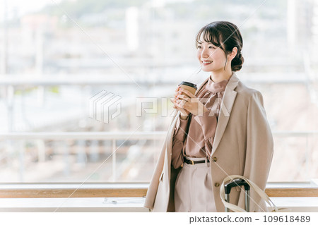 一位女商人在車站或公共設施喝咖啡時約會 一位女商人在車站或公共設施喝咖啡時約會 109618489