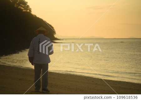 A pilgrim looking at the sea A pilgrim looking at the sea 109618536