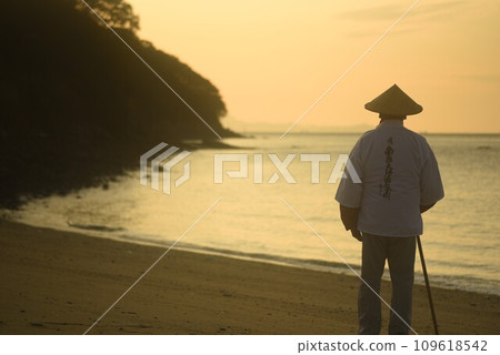 Pilgrimage looking at the sunset Pilgrimage looking at the sunset 109618542